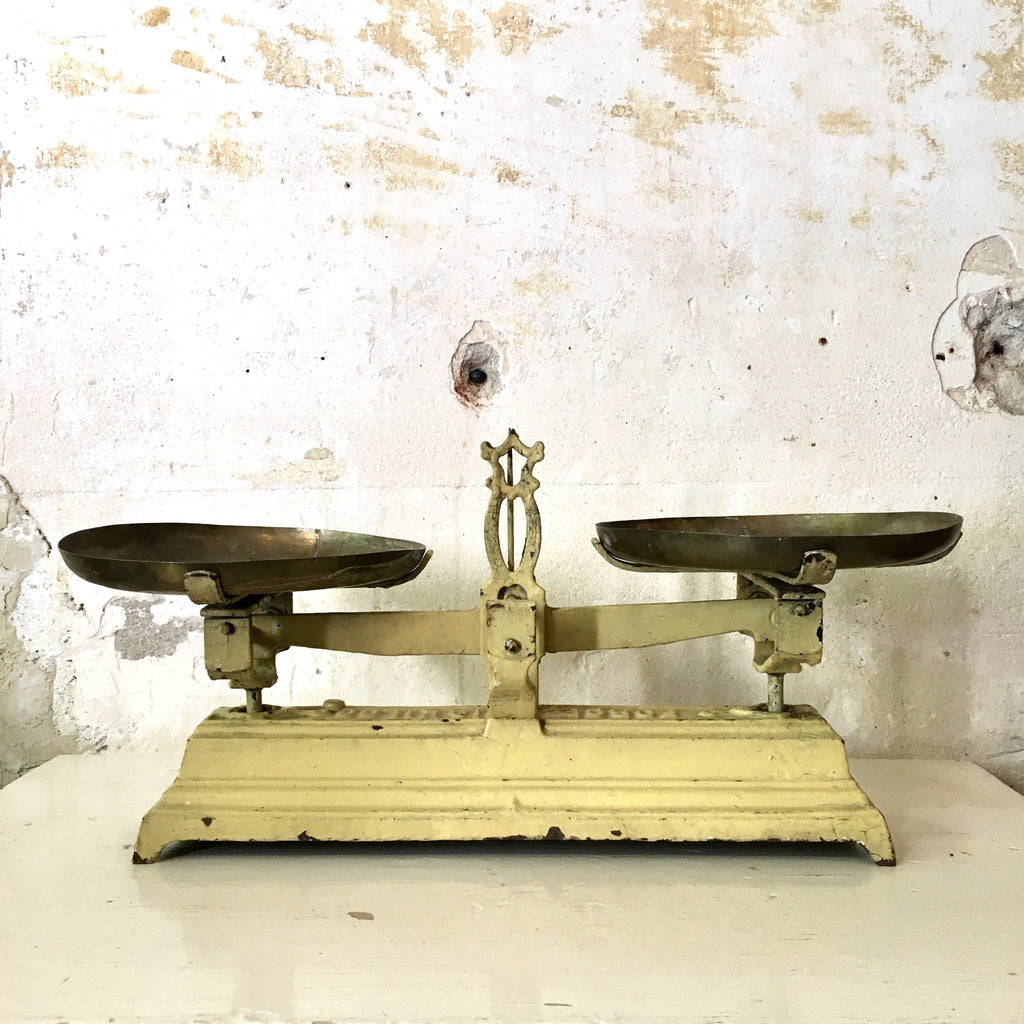 Balance en fonte peinte jaune plateaux en cuivre