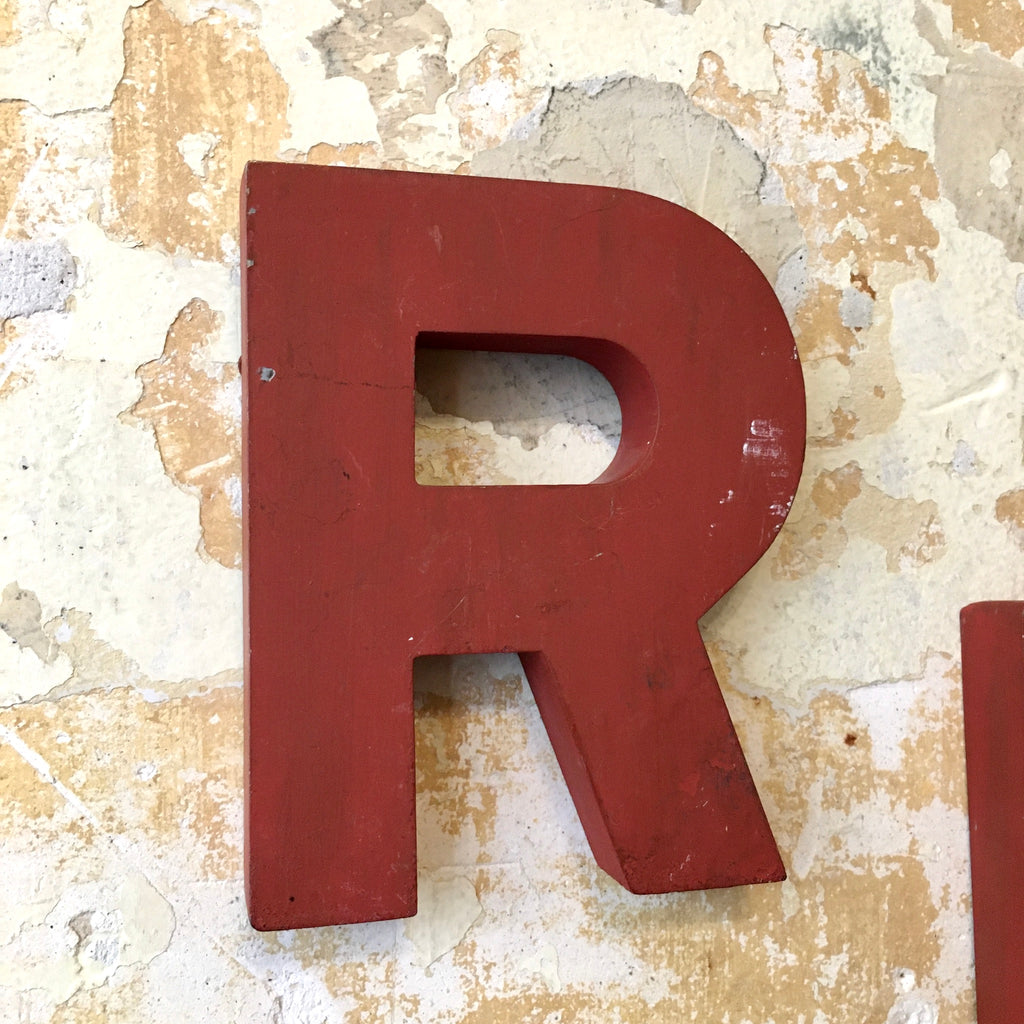 Lettre d'enseigne en fer peint en rouge