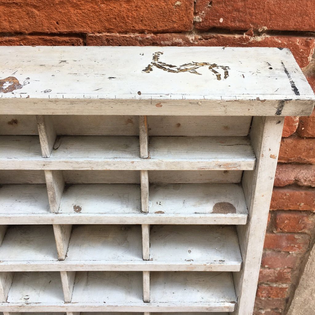 Petit meuble d'imprimerie à casiers