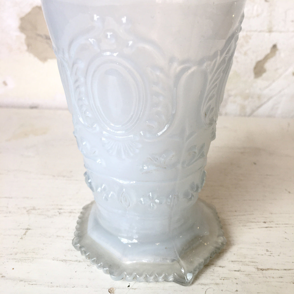 Vase en opaline de foire blanche décor médaillon