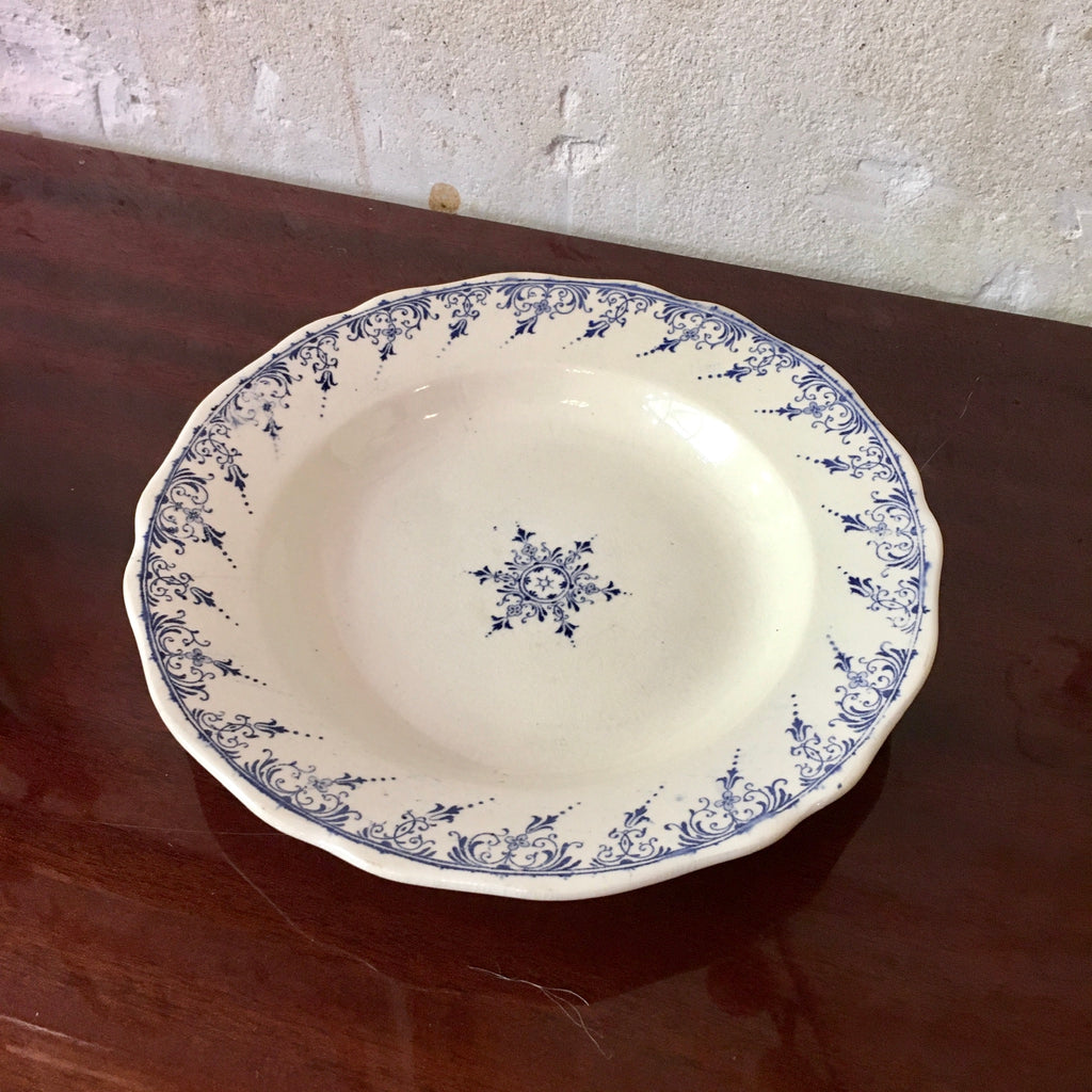 Assiette creuse en faïence de Sarreguemines, Moustiers