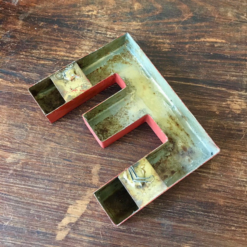 Lettre d'enseigne en fer peint en rouge