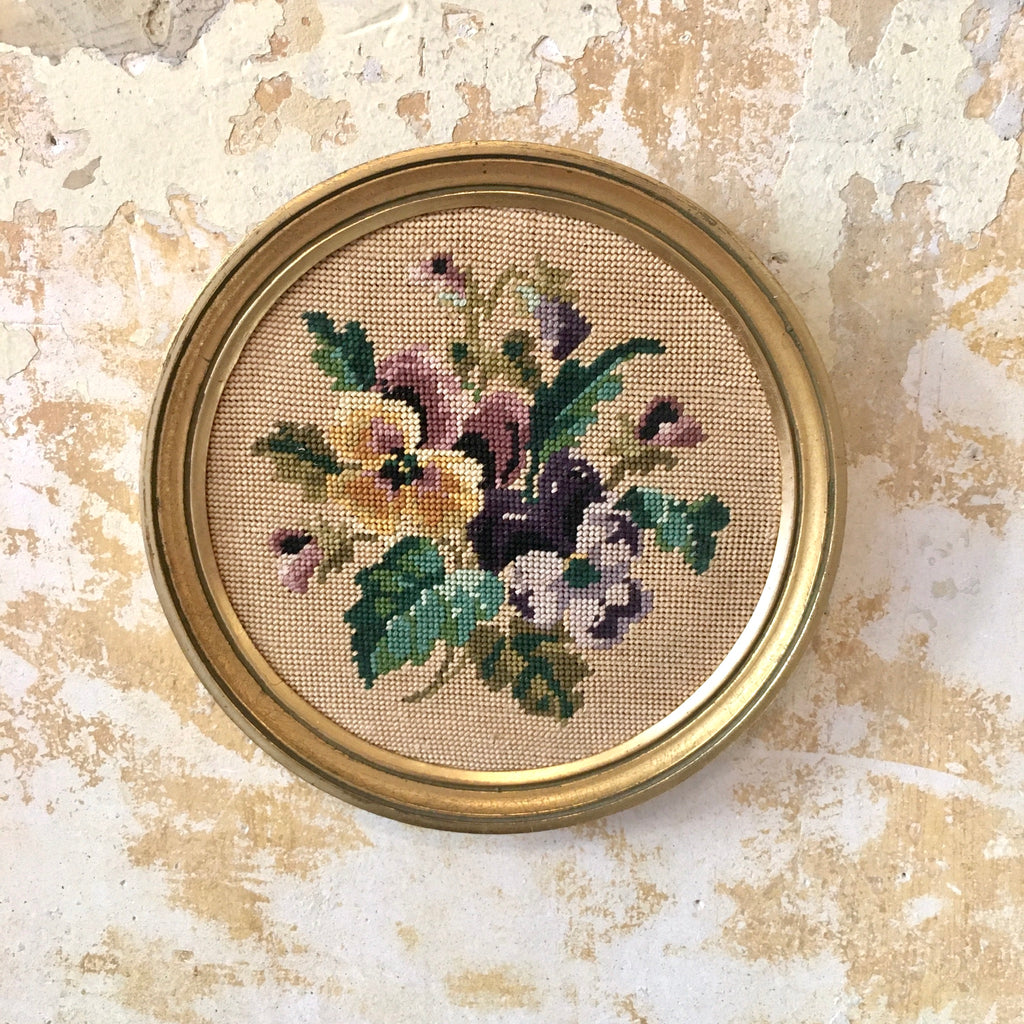 Ensemble de 8 canevas ronds cadres dorés