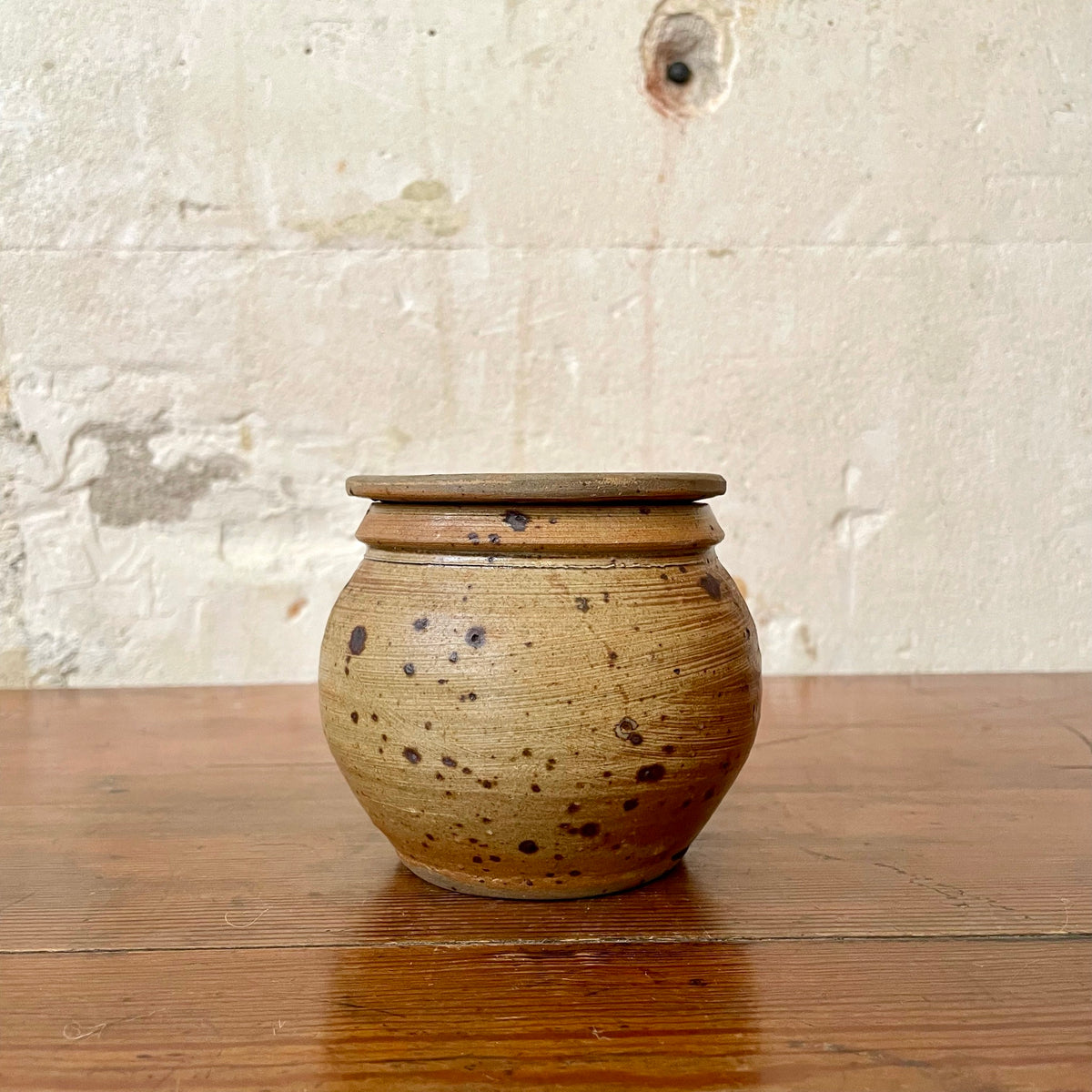 Beurrier à Eau Rond Marron En Grès De Noron - Poterie Turgis - Beurre Tendre Et Bien Conservé