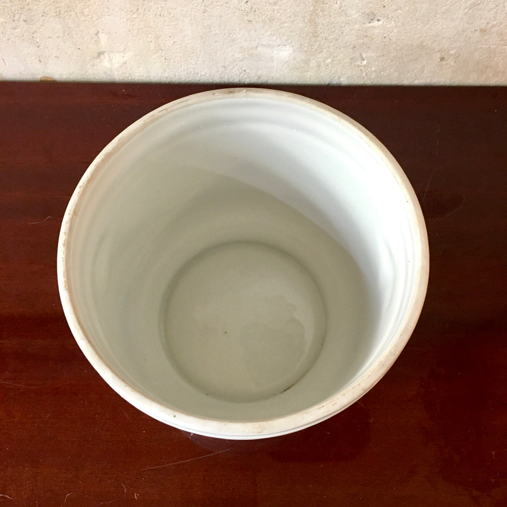 Cache-pot en faïence blanche