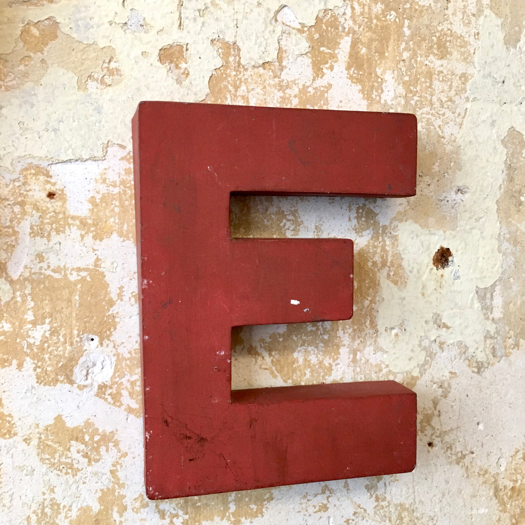 Lettre d'enseigne en fer peint en rouge