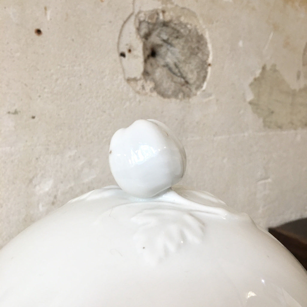 Soupière sur piédouche fin XIXème en faÏence blanche Sarreguemines