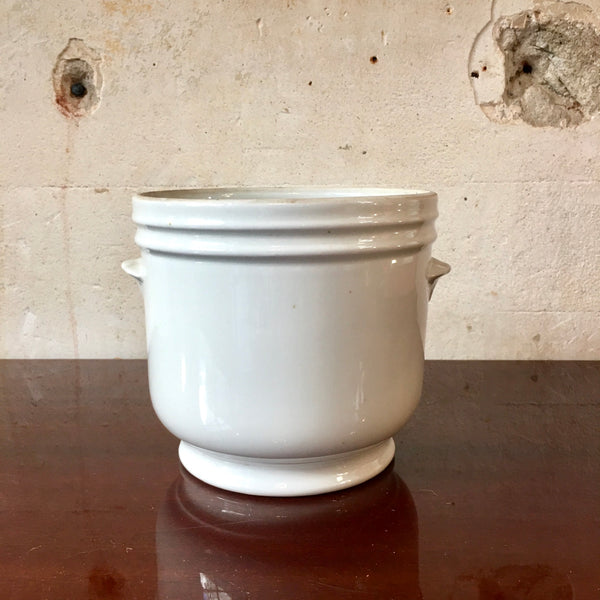 Cache-pot en faïence blanche