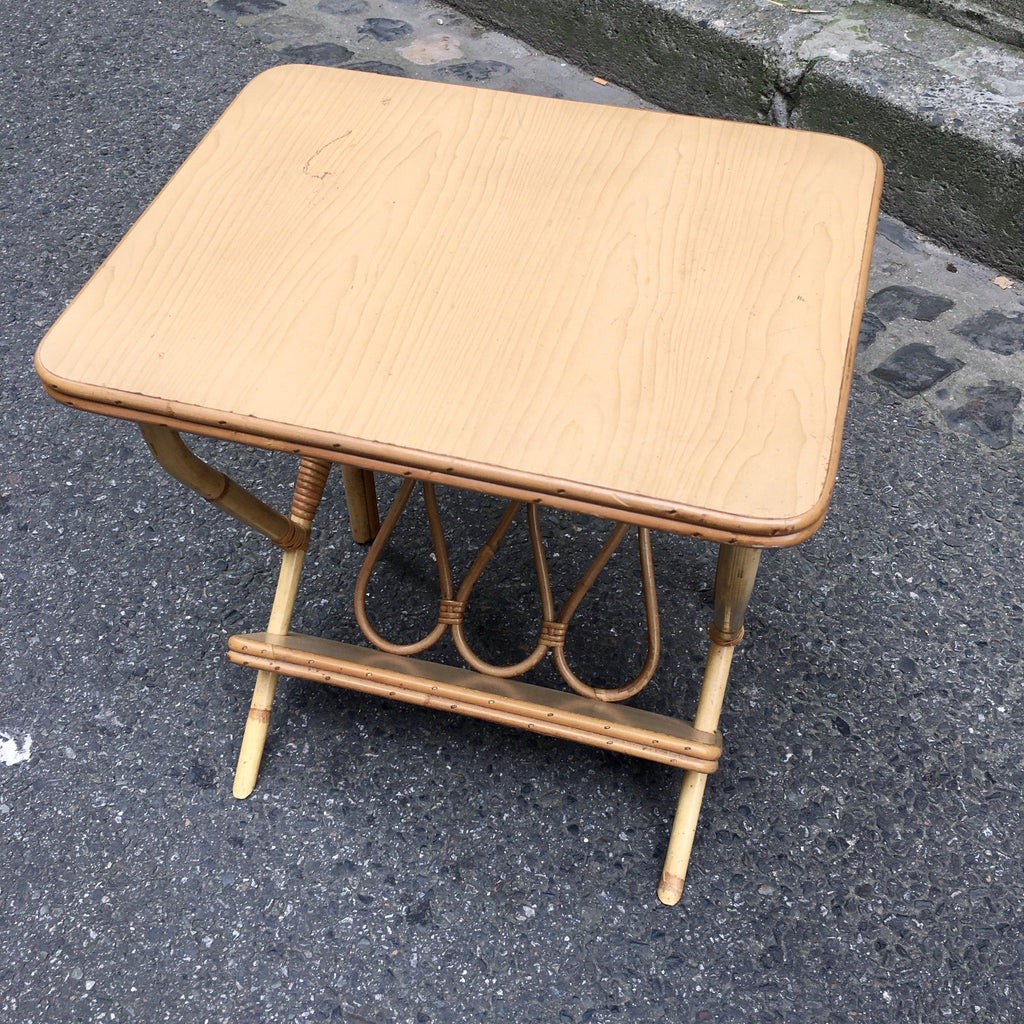 Table de chevet / porte-revue en rotin