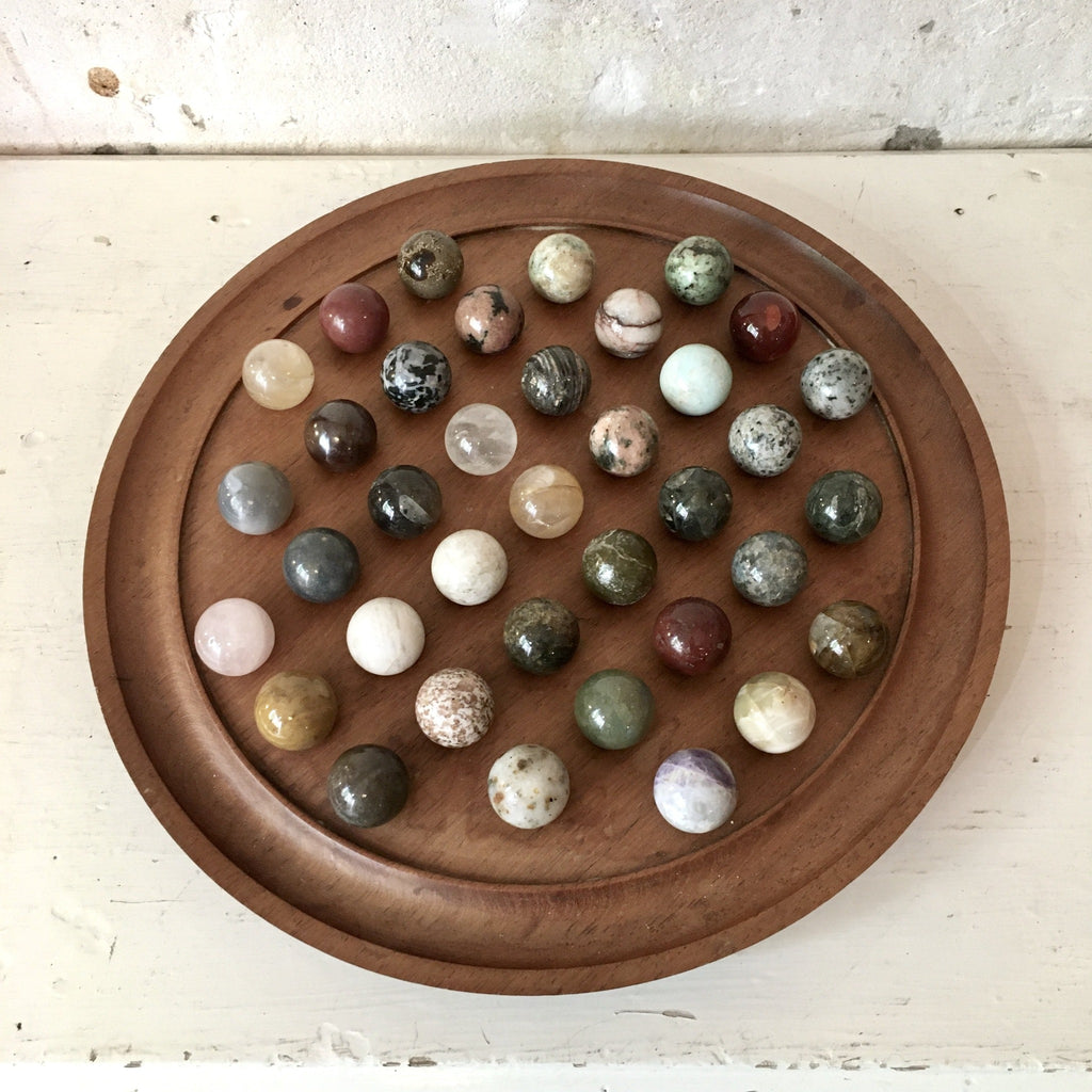 Plateau de jeu solitaire en bois pions en pierres