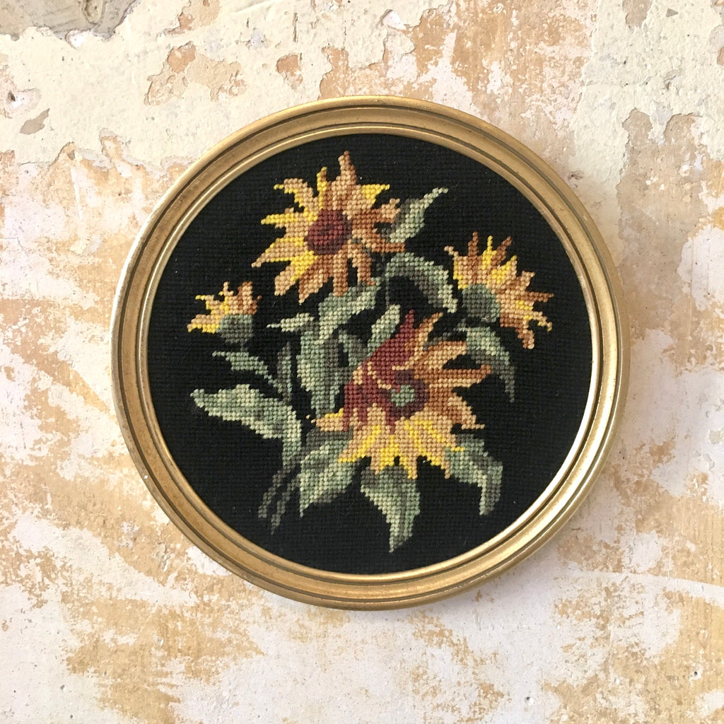 Ensemble de 8 canevas ronds cadres dorés