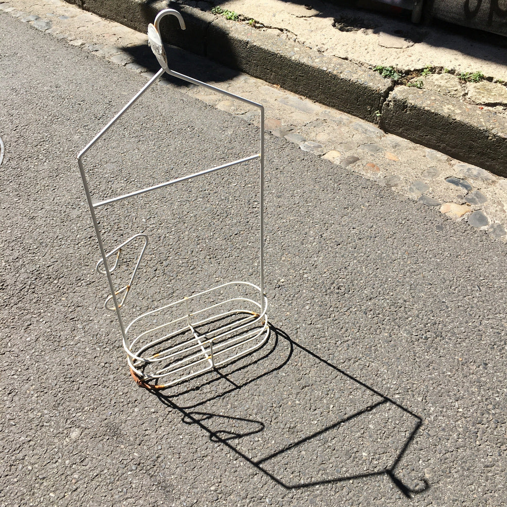 Ancien vestiaire de piscine en fer gainé de blanc