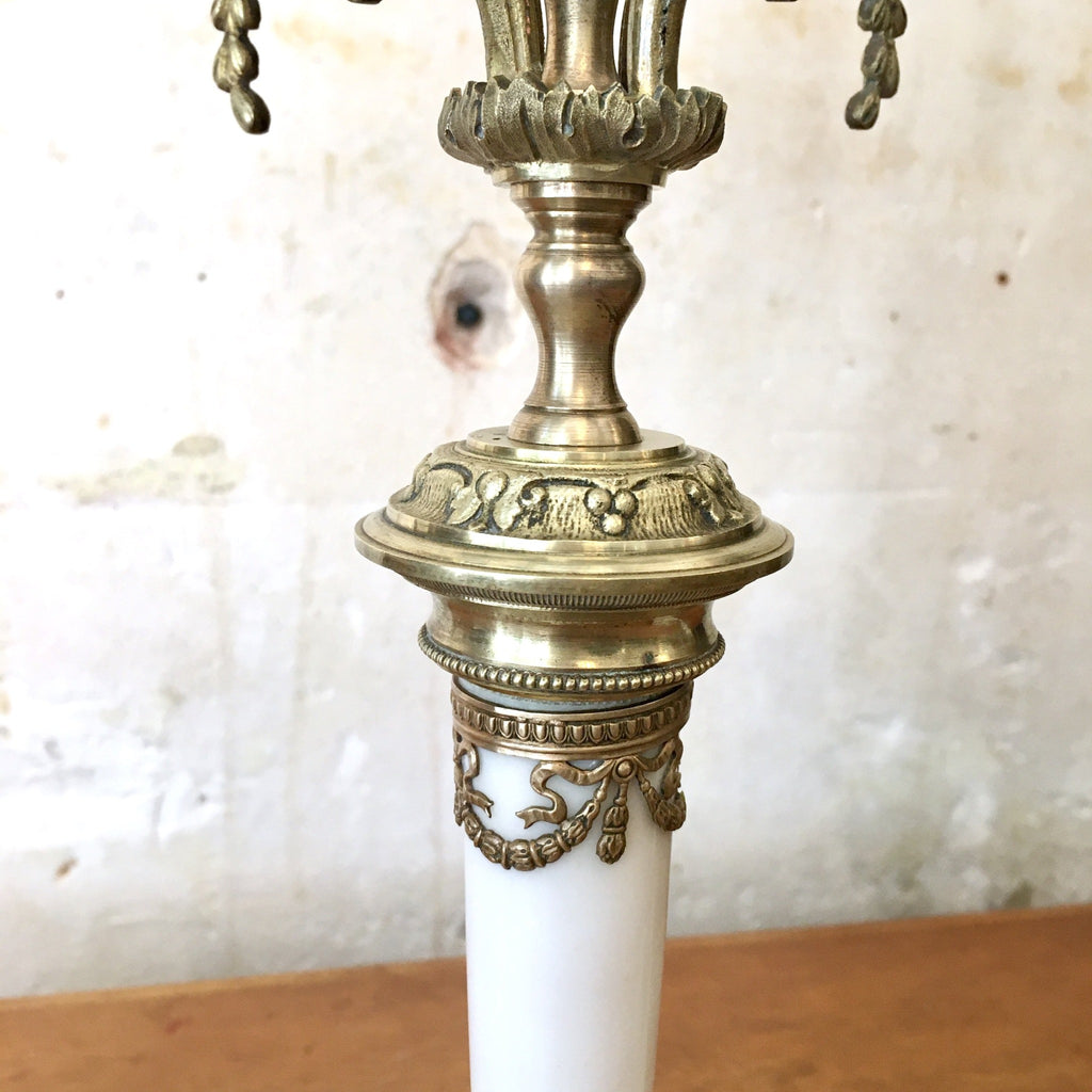 Paire de chandeliers en marbre, bronze et laiton style Louis XVI