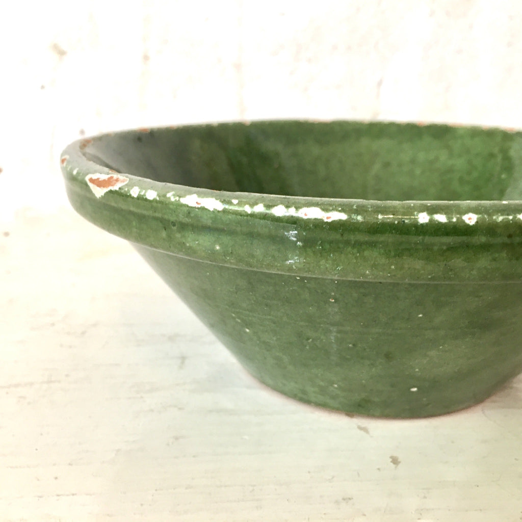 Petit plat creux rond en grès vernissé vert