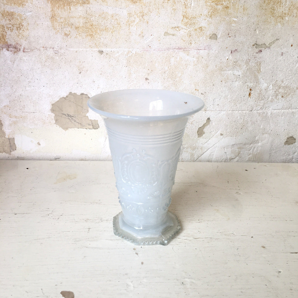 Vase en opaline de foire blanche décor médaillon