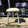 Tabouret de traite tripode en bois peint blanc