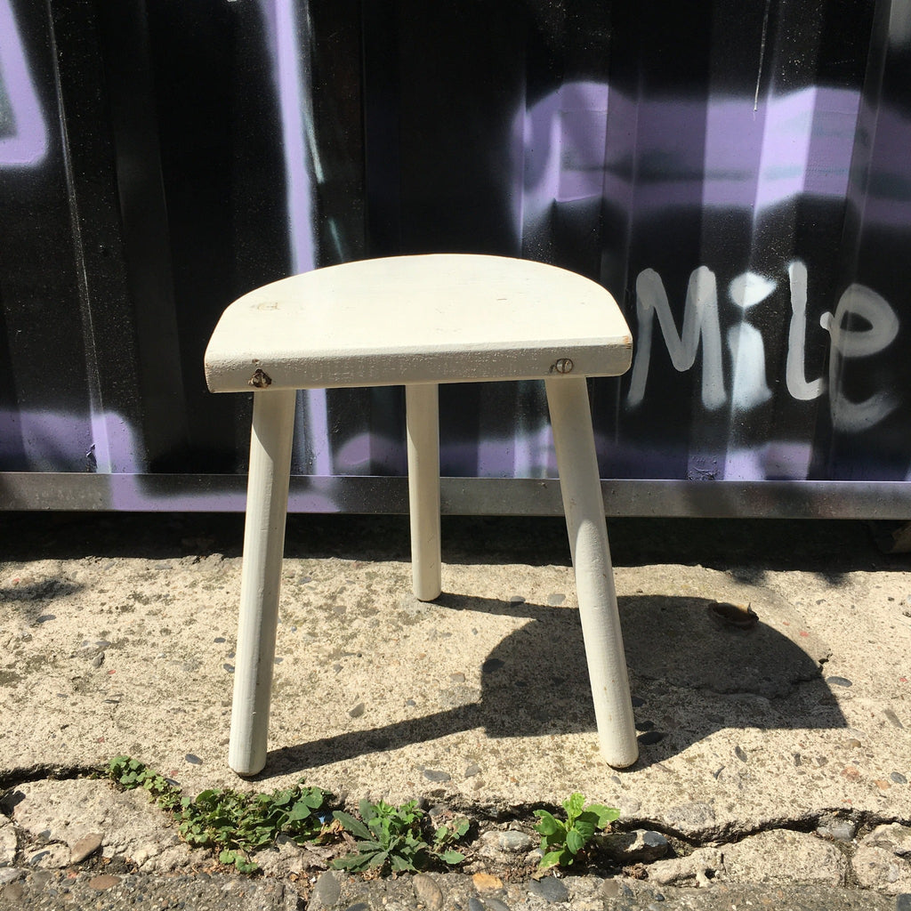 Tabouret de traite tripode en bois peint blanc