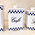 Ensemble de 4 pots à épices en céramique blanche décor damiers blancs et bleus