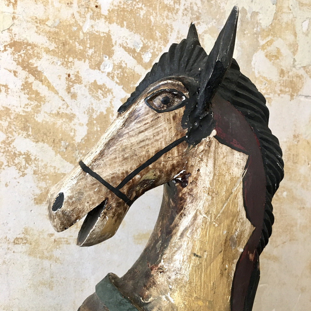 Cheval en bois peint cambré