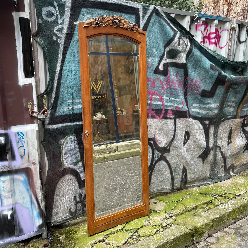 Miroir sur porte d'armoire