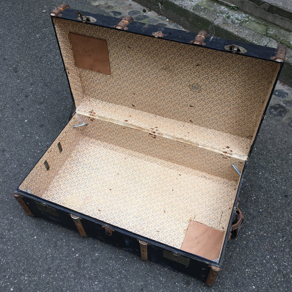 Grosse malle en bois noire