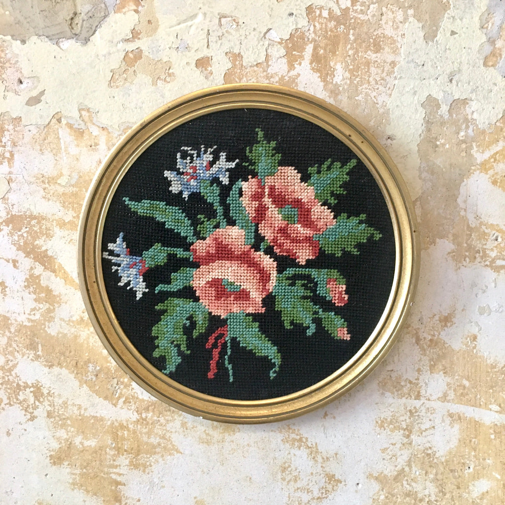 Ensemble de 8 canevas ronds cadres dorés