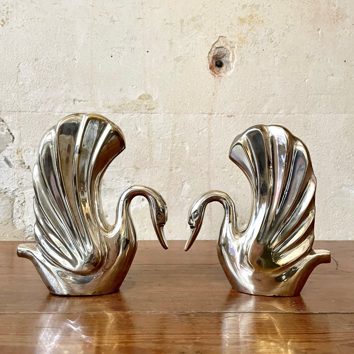 Paire de vases en forme de cygnes en métal argenté