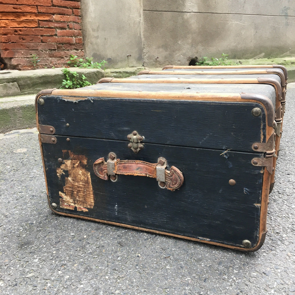 Grosse malle en bois noire