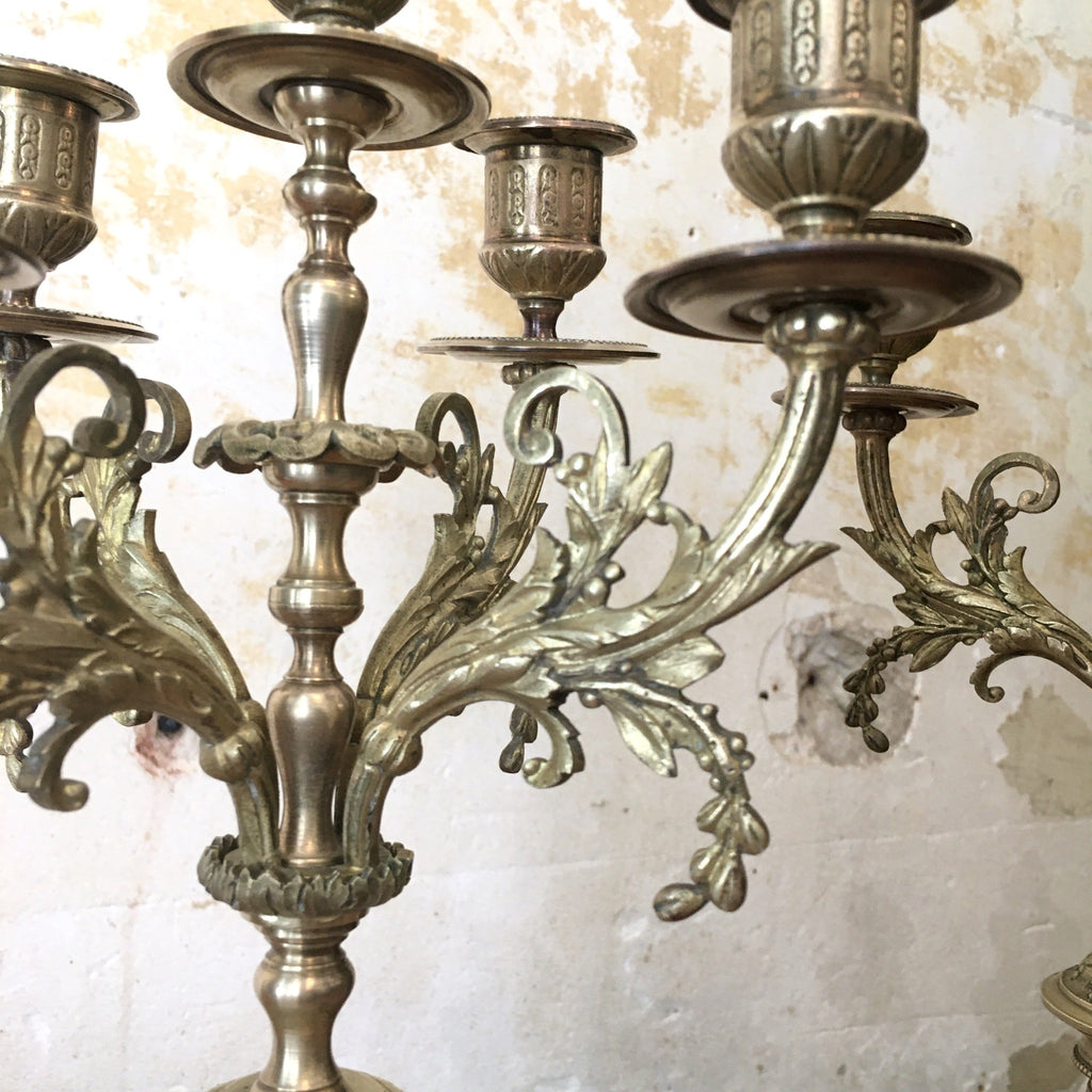 Paire de chandeliers en marbre, bronze et laiton style Louis XVI