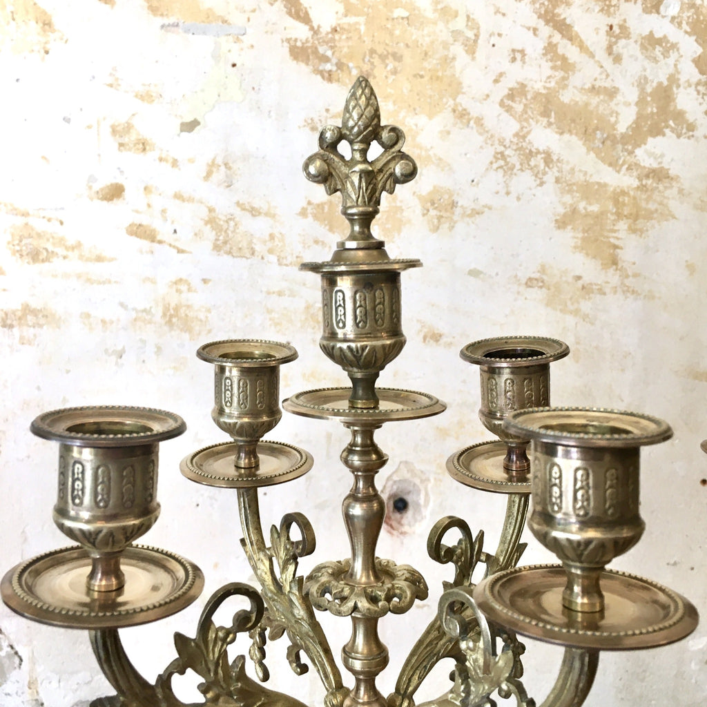 Paire de chandeliers en marbre, bronze et laiton style Louis XVI