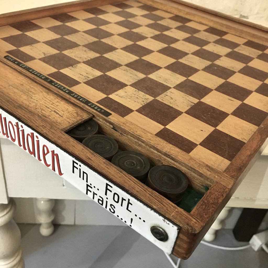 Plateau de jeu de dame avec les pions