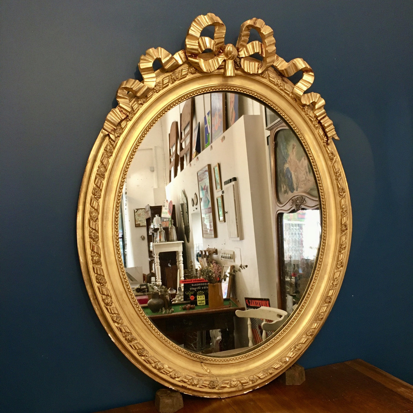 Miroir oval en bois et stuc doré style Louis XVI