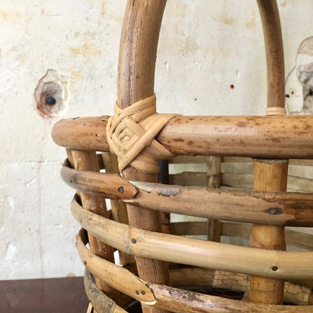 Panier rond en rotin fond grillagé