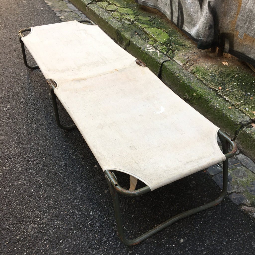 Lit de camp militaire vintage