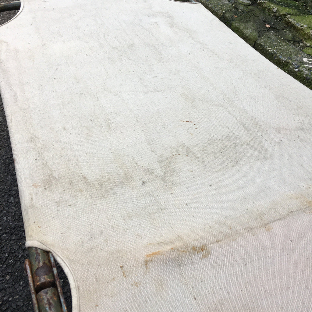 Lit de camp militaire vintage