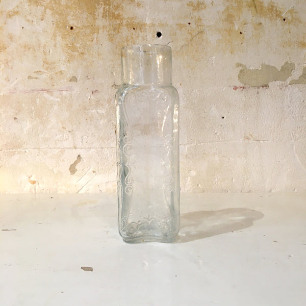 Fiole quadrangulaire en verre moulé transparente