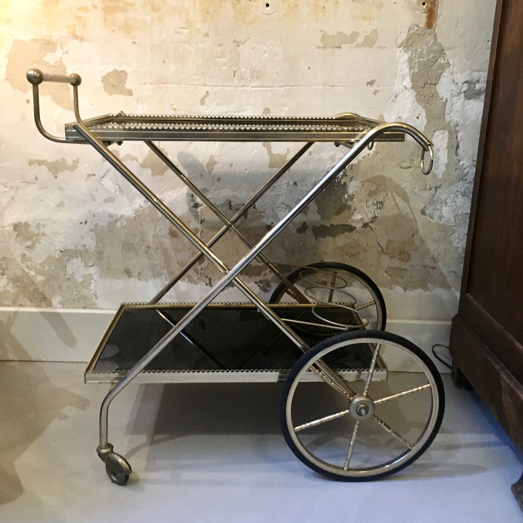 Desserte en laiton et verre fumé grosses roues