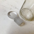 Ancien flacon de pharmacie en verre transparent avec bouchon verre