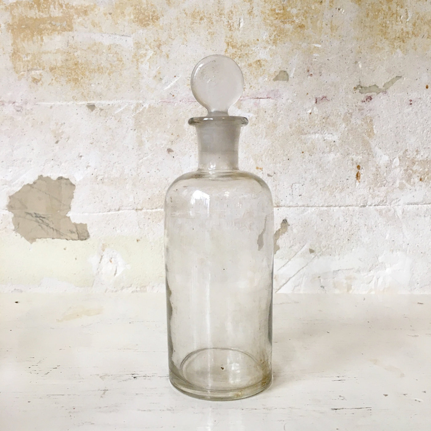 Ancien flacon de pharmacie en verre transparent avec bouchon verre