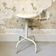 Tabouret d'atelier  en fer et bois peint blanc