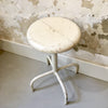 Tabouret d'atelier en fer et bois peint blanc