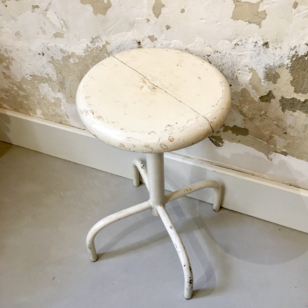Tabouret d'atelier en fer et bois peint blanc