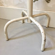 Tabouret d'atelier en fer et bois peint blanc