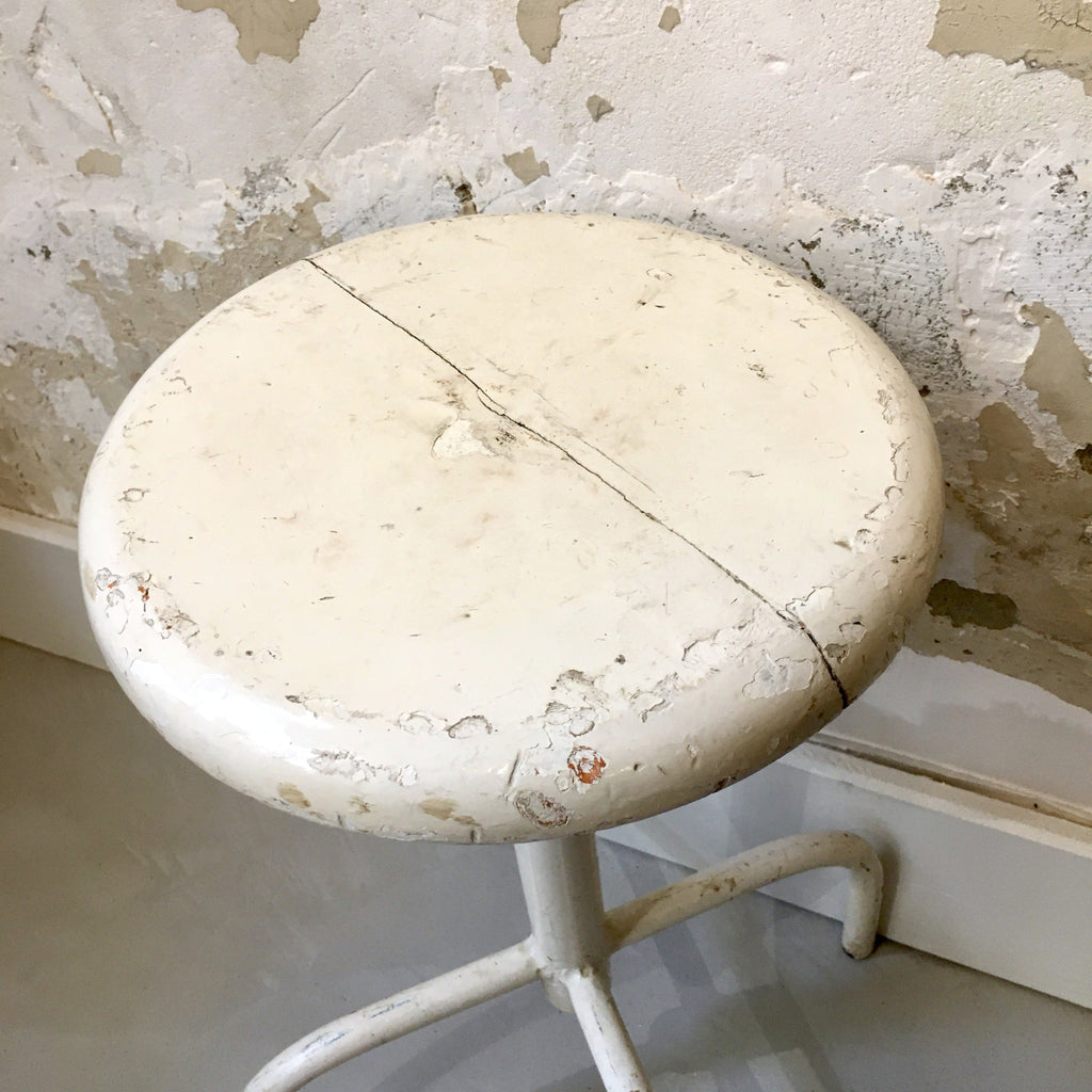 Tabouret d'atelier en fer et bois peint blanc