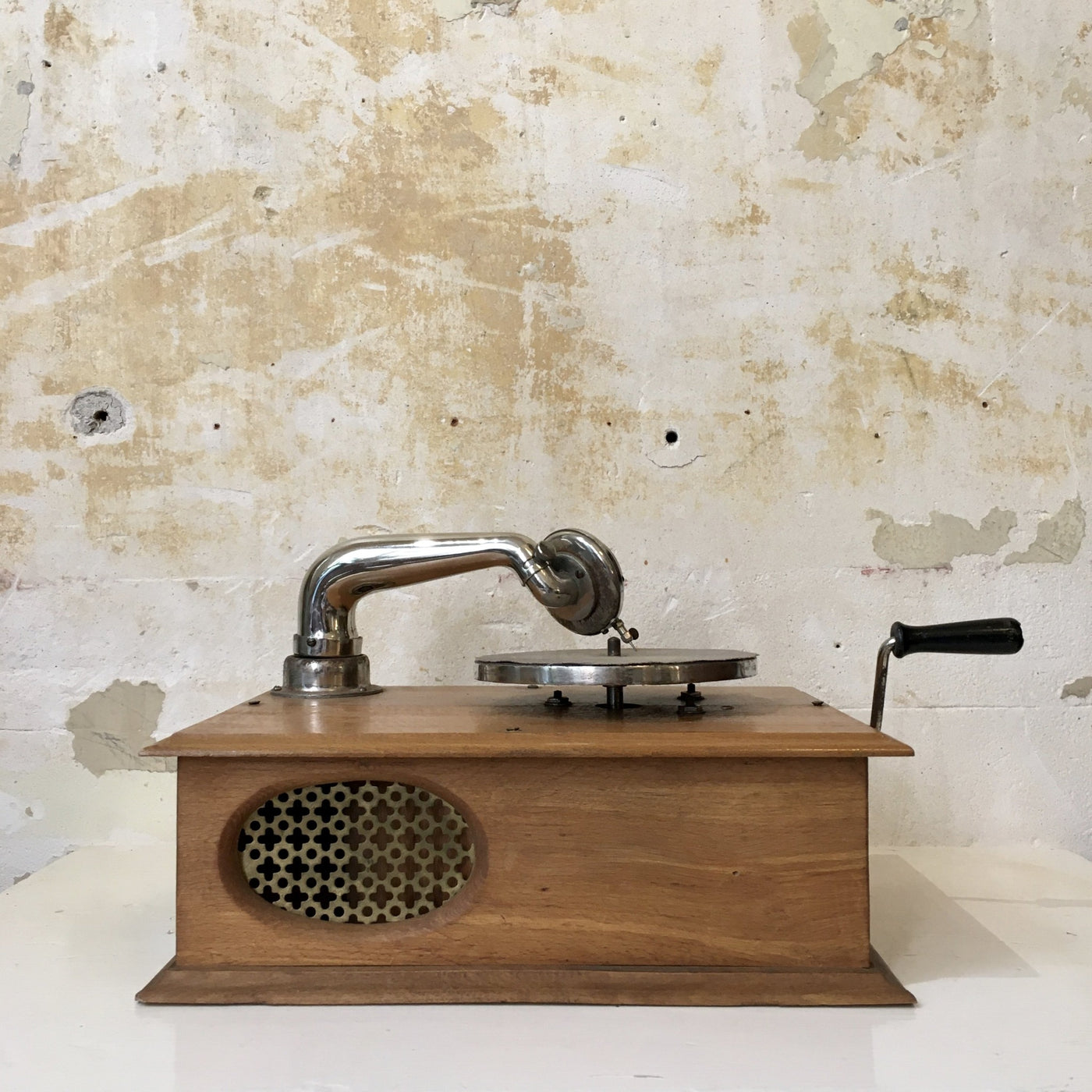 Tourne-disque / phonographe 78 T en bois à manivelle