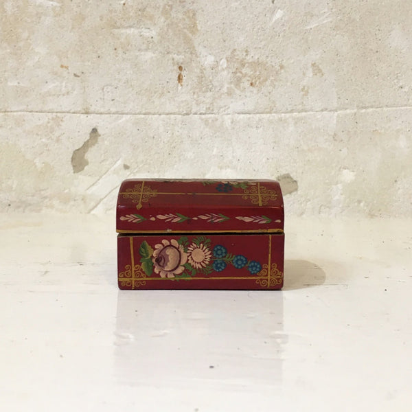 Mini coffre de poupée en bois rouge peint