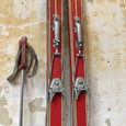 Ancienne paire de ski en bois rouge Tyrolia années 1950