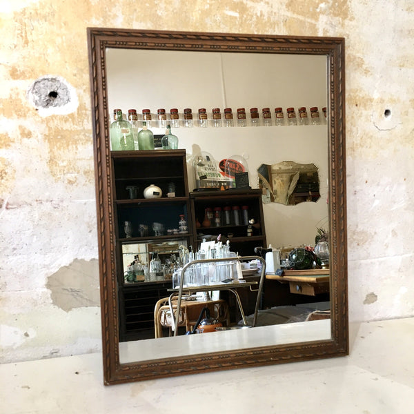 Petit miroir rectangulaire en bois sculpté 29 x 37 cm