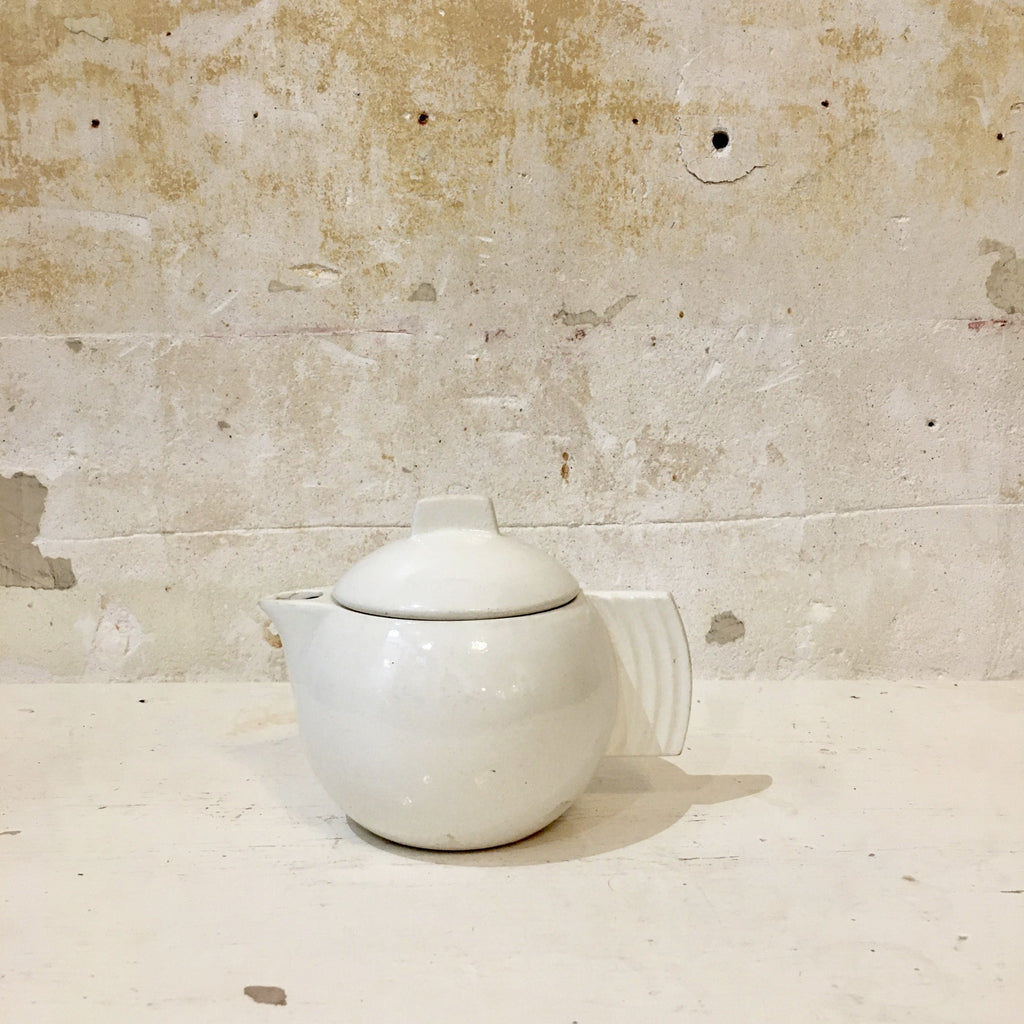 Théière ronde blanche d'époque Art Déco