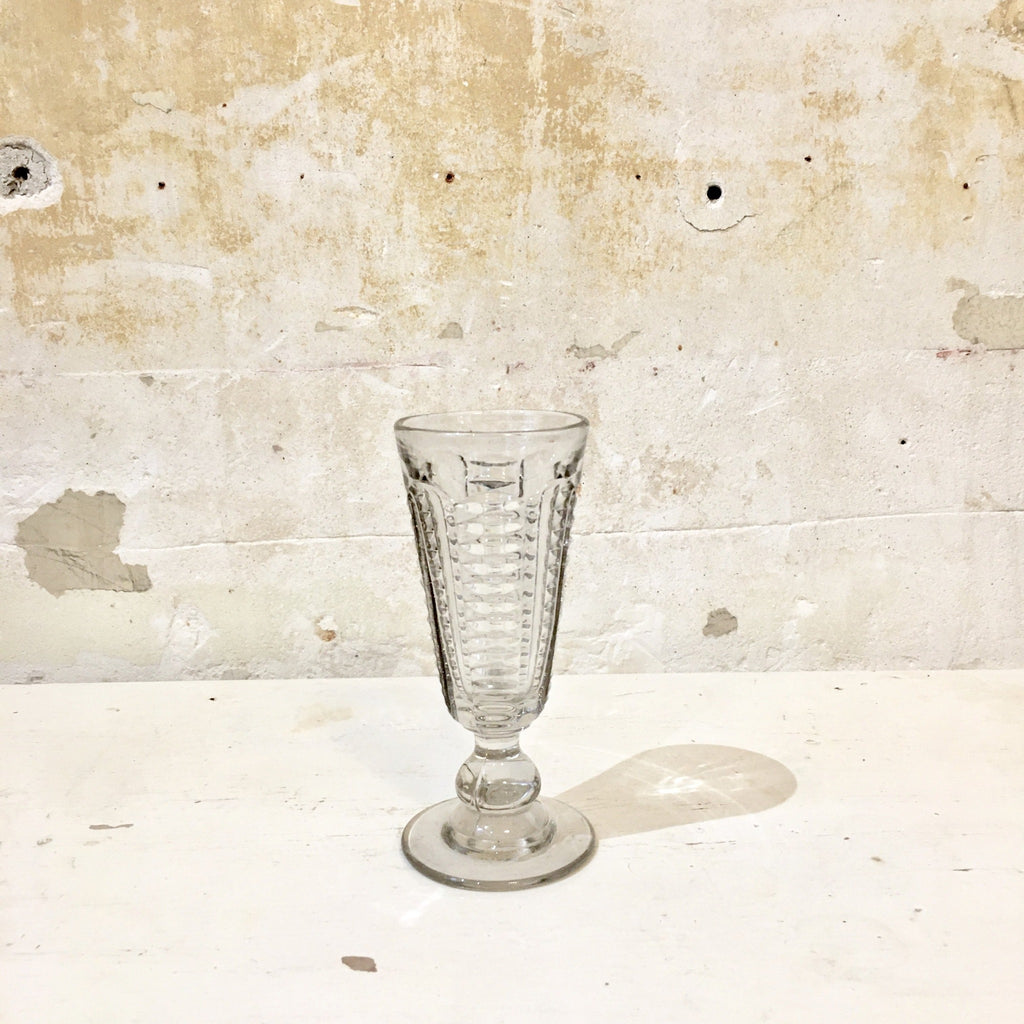 Verre à absinthe en verre moulé, côtes plates et gravé